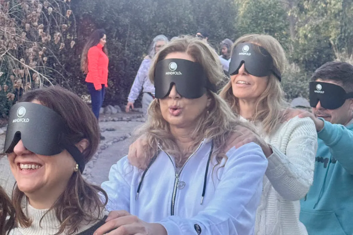 Participantes del retiro con antifaces durante una práctica de percepción